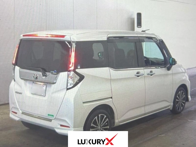 Front view of Toyota Roomy Custom GT 2025 in white with LED headlights