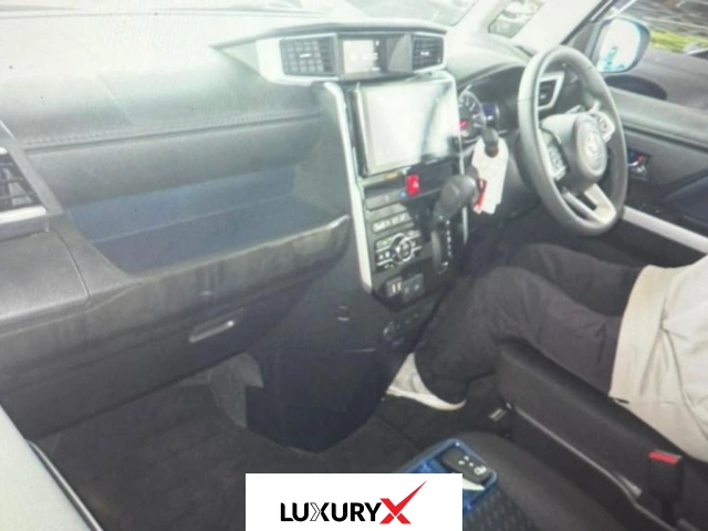 Dual power sliding doors on Toyota Roomy Custom GT 2025 – side view