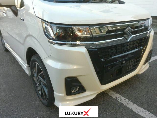 Side profile highlighting alloy wheels and chrome garnish trim