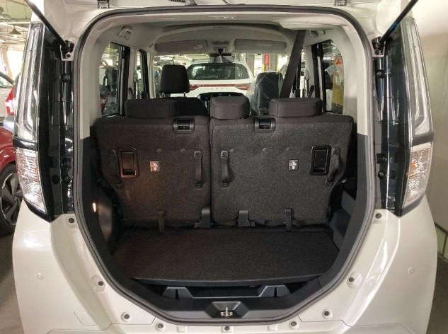 Toyota Roomy Custom G dashboard and infotainment system