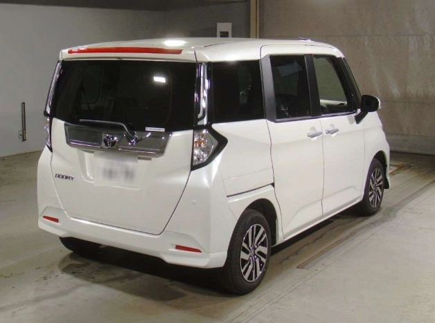 Toyota Roomy Custom G 2025 front and side view in silver